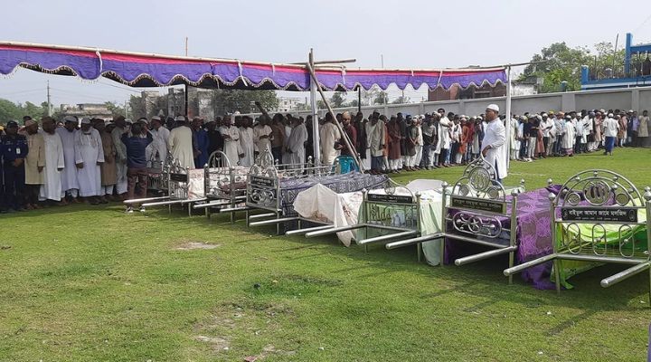 মোংলায় পাশাপাশি কবরে ৯ জনের দাফন সম্পন্ন